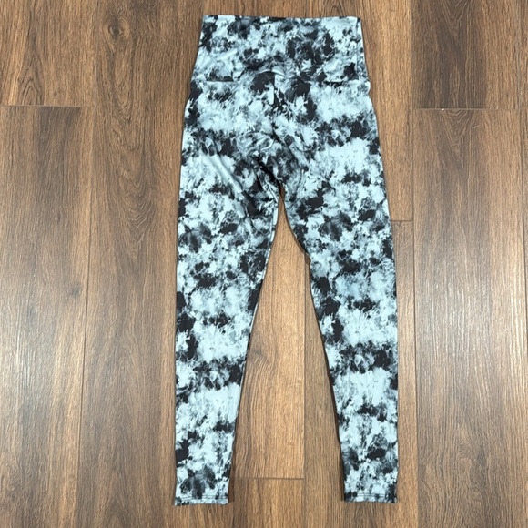 Onzie Grey Black 24” Leggings XS Athleisure Yoga Luxury Quick Dry High Waist - Picture 6 of 6